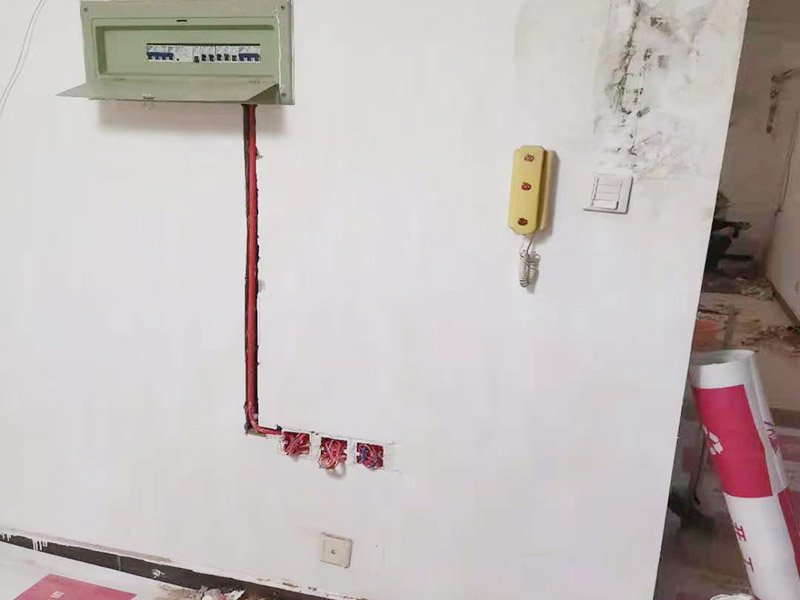 墻面電路改造：要用電需求進(jìn)行定位，完成定位之后，師傅會按照定位和電路走向，進(jìn)行開槽布線，開的槽要橫平豎直，布線都是使用線管進(jìn)行暗埋，有PVC和冷彎管兩種，冷彎管彎曲效果很好，不會斷裂，是布線不錯(cuò)的選擇，它的轉(zhuǎn)角有一定弧度，線可以隨便更換，不需要開墻。 如果選擇冷彎管的話，需要借助彎管工具，弧度是線管直徑的十倍，這樣穿線或拆線，才能暢通無阻。