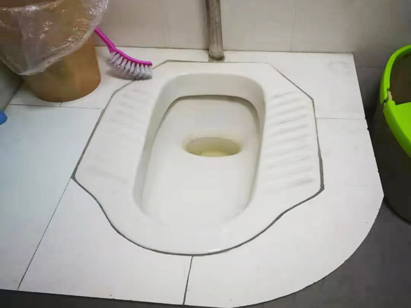 蹲便改坐便地面補(bǔ)瓷磚：干鋪法是將沙子和水泥按照3：1的比例混合后兌少量的水，使水泥和沙子混合到可以用手攥成團(tuán)的黏稠度。將混合好的沙子水泥鋪在地面上，用一個(gè)平板把表面摸平。在瓷磚背面抹上黏稠度非常高的水泥，把瓷磚放到地面上，用橡皮錘敲實(shí)就完成了,主要用于地面瓷磚的鋪裝. 濕鋪法，是將沙子和水泥按照2：1的比例混合后兌水和好，水的量要多一些，使沙子和水泥的黏稠度高一些。然后涂抹到用水浸泡好的瓷磚背面貼到墻面上。濕鋪發(fā)主要應(yīng)用與墻面。