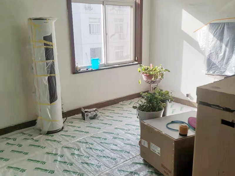 鏟墻皮成品保護(hù)：首先要將墻面全部用水浸濕，一般會使用滾輪將墻面滾一遍水，在要鏟的地方不斷地滾動，這樣大約過十幾分鐘，就開始用鏟子鏟剛才滾濕的地方。要一層一層地鏟，這當(dāng)中可能會遇到乳膠漆層，或者膠水層，還有膩子層。如果碰到了一些防水膩子不好弄的話就需要打磨機了。