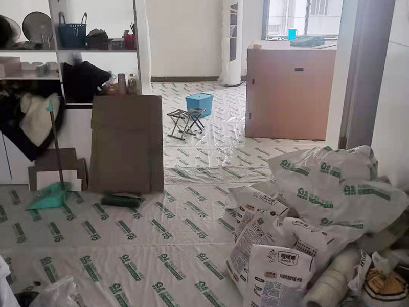 鏟墻皮成品保護(hù)：首先要將墻面全部用水浸濕，一般會使用滾輪將墻面滾一遍水，在要鏟的地方不斷地滾動，這樣大約過十幾分鐘，就開始用鏟子鏟剛才滾濕的地方。要一層一層地鏟，這當(dāng)中可能會遇到乳膠漆層，或者膠水層，還有膩子層。如果碰到了一些防水膩子不好弄的話就需要打磨機了。