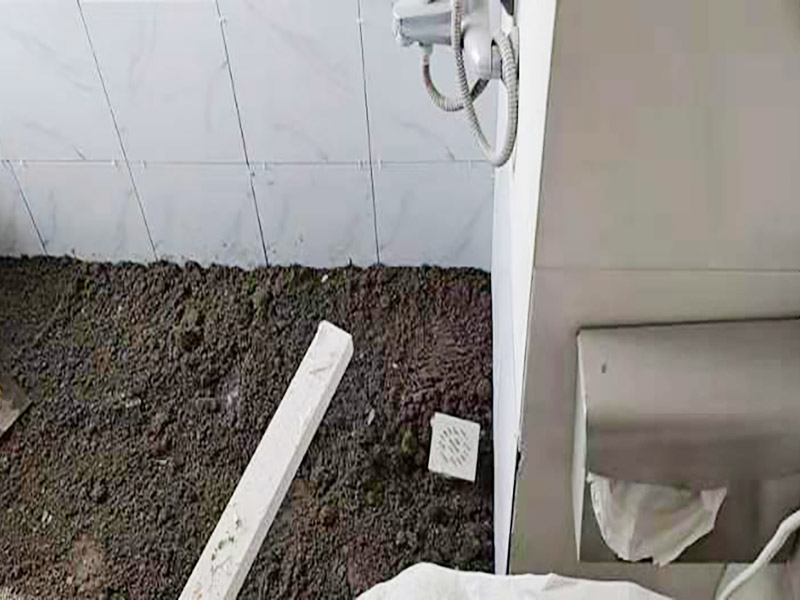 地面貼磚施工：鋪貼前，先將所鋪平面表面的塵土、雜物等徹底清掃干凈，平面不能有空鼓、開裂和起砂等現(xiàn)象，如果存在這些現(xiàn)象，要先進(jìn)行修復(fù)處理，在鋪設(shè)瓷磚。瓷磚的鋪貼，要選用1:3干硬性水泥砂漿，砂漿的厚度要在25mm左右。把瓷磚按照要求放在水泥砂漿上，用橡皮錘輕輕敲擊瓷磚的表面，直至瓷磚鋪貼平整。鋪貼完瓷磚后，要進(jìn)行勾縫處理，先清理干凈瓷磚縫隙里的雜質(zhì)，再用專用填縫劑進(jìn)行勾縫處理。鋪貼瓷磚的過程中，可以一邊鋪貼，一邊進(jìn)行簡單的清理。在鋪貼完24小時(shí)后，再用棉布等對(duì)瓷磚的表面再進(jìn)行一次清理。
