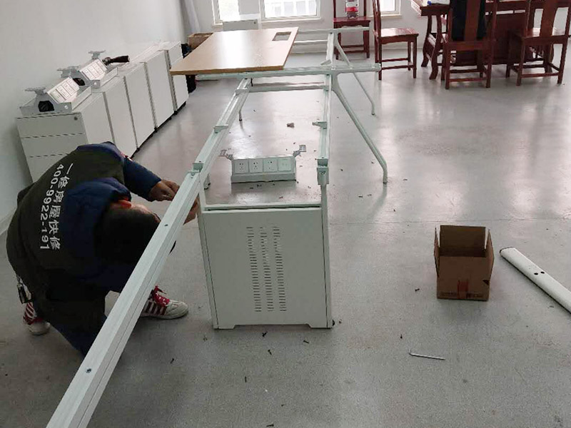 房屋局部改造裝修:一是開裂剝落，因?yàn)槟甏丫茫瑝γ姹韺永匣兇?，?dāng)然也有使用劣質(zhì)涂料導(dǎo)致這種問題發(fā)生。 二是發(fā)霉，常見于比較潮濕的地方，墻體等部位一旦發(fā)霉，以前的石膏底可能由于水汽都有空鼓脫殼。 三是粉化，施工溫度低、墻粉稀釋過量、施工涂層太薄、沒有使用底漆、底材疏松等，都可能導(dǎo)致粉。 四是光澤上升，頻繁的擦洗、物體擦過墻面、涂料耐擦洗性能差都會導(dǎo)致墻面被打磨光滑，使表面光澤度增加。