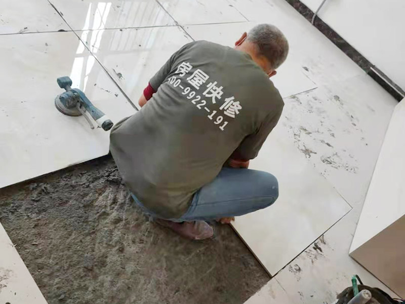 客廳地磚鋪貼：室內(nèi)地面的基層一定要處理干凈，如果有高低不平的地方要先鑿平與修補(bǔ)，基層要清潔好，不能夠有砂漿、白灰砂漿灰、油漬等，同時(shí)用水濕潤(rùn)地面。如果鋪貼的是瓷質(zhì)磚，那一定要安放好標(biāo)準(zhǔn)塊，將其安放在十字線的交點(diǎn)，對(duì)角安裝。在進(jìn)行鋪裝操作的時(shí)候要每行依次的掛線，瓷質(zhì)磚地面鋪裝后的養(yǎng)護(hù)十分重要，在安裝24小時(shí)之后一定要灑水進(jìn)行養(yǎng)護(hù)，等鋪貼完成之后要覆蓋鋸末養(yǎng)護(hù)。瓷磚一定要浸水陰干，避免影響到凝結(jié)櫻花，導(dǎo)致發(fā)生空鼓和起殼等問(wèn)題，鋪貼完成之后的2到3天內(nèi)不能夠踩踏。