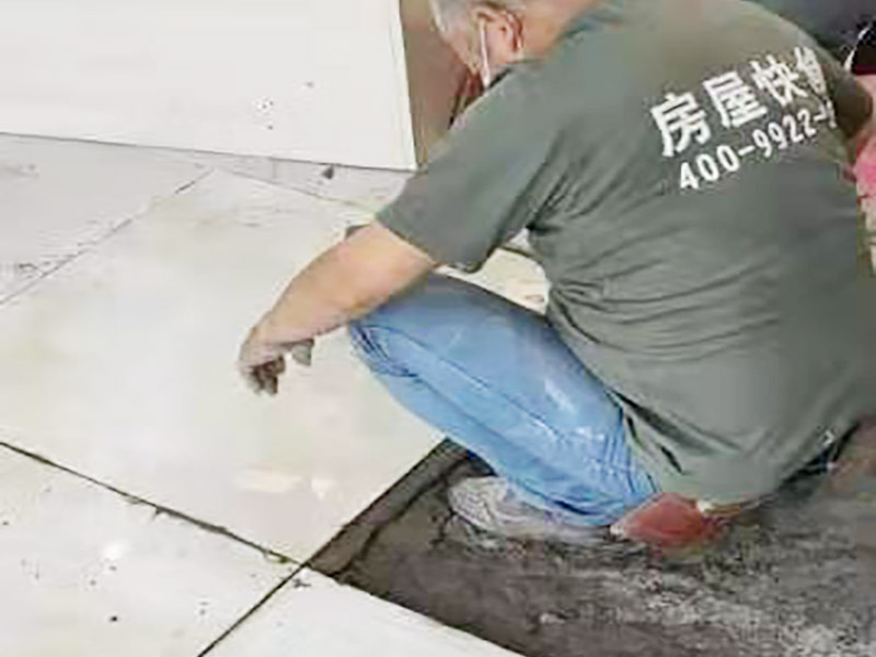 客廳地磚鋪貼：室內(nèi)地面的基層一定要處理干凈，如果有高低不平的地方要先鑿平與修補(bǔ)，基層要清潔好，不能夠有砂漿、白灰砂漿灰、油漬等，同時(shí)用水濕潤(rùn)地面。如果鋪貼的是瓷質(zhì)磚，那一定要安放好標(biāo)準(zhǔn)塊，將其安放在十字線的交點(diǎn)，對(duì)角安裝。在進(jìn)行鋪裝操作的時(shí)候要每行依次的掛線，瓷質(zhì)磚地面鋪裝后的養(yǎng)護(hù)十分重要，在安裝24小時(shí)之后一定要灑水進(jìn)行養(yǎng)護(hù)，等鋪貼完成之后要覆蓋鋸末養(yǎng)護(hù)。瓷磚一定要浸水陰干，避免影響到凝結(jié)櫻花，導(dǎo)致發(fā)生空鼓和起殼等問(wèn)題，鋪貼完成之后的2到3天內(nèi)不能夠踩踏。