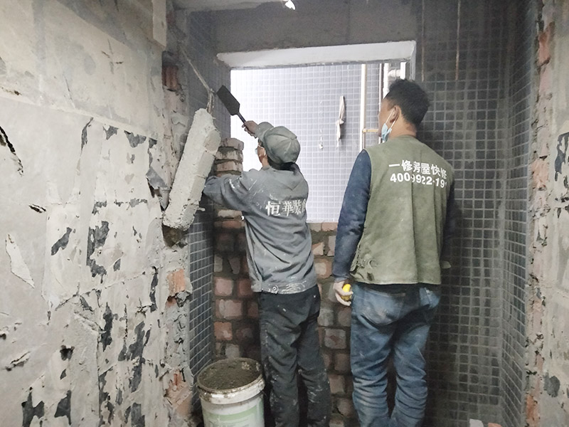 門洞砌磚施工：首先準備好材料，門洞一定要做頂梁，所以鋼筋不能少。沙子要中沙、河沙。水泥注意保質(zhì)期。磚最好用輕質(zhì)磚。攪拌好水泥沙后，開始砌墻。要先訂好門洞兩邊的磚的位置，先砌好他們，再在此基礎(chǔ)上砌就很快了。