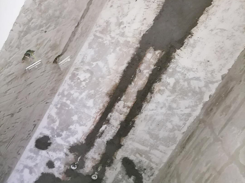 墻內(nèi)水管安裝維修：首先要根據(jù)自己家里的衛(wèi)生間的布局,確定墻排馬桶的安裝位置,再弄好排水管。整個(gè)隱蔽式水箱的安裝過(guò)程相對(duì)來(lái)說(shuō)是簡(jiǎn)單的,整個(gè)過(guò)程大約6個(gè)小時(shí)就可以了。為了安裝入墻水管過(guò)程中不必要的浪費(fèi)行為，安裝人員應(yīng)量好所需管材的長(zhǎng)度進(jìn)行切割。管材切割采用專(zhuān)用管剪切斷，管剪刀片卡口應(yīng)調(diào)整到與所切割管徑相符，旋轉(zhuǎn)切斷時(shí)應(yīng)均勻加力，斷管時(shí)，斷面應(yīng)同管軸線垂直，切斷后，斷口整圓截面無(wú)毛刺。