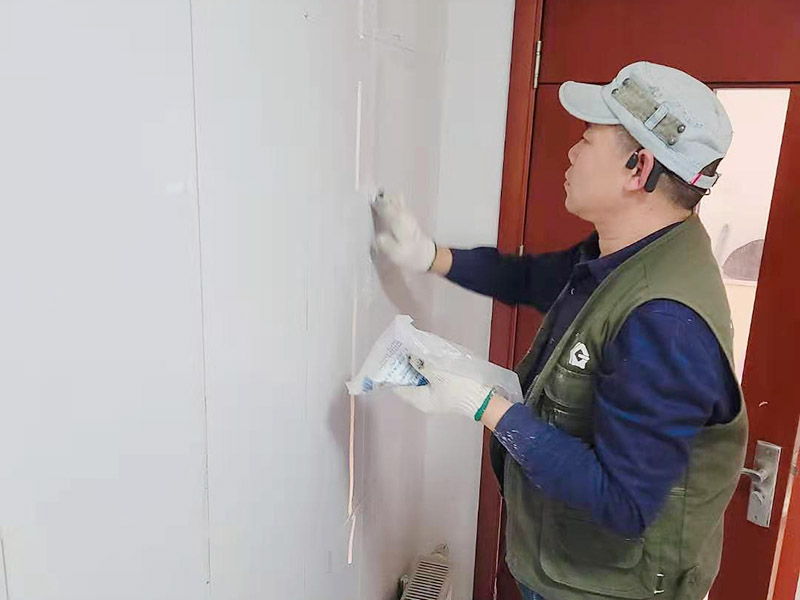 墻磚起翹維修：當(dāng)瓷磚起翹了我們要將其他的瓷磚全部都拆卸下來，并且要保證瓷磚底下的基層干凈干燥，接著根據(jù)相應(yīng)的比例調(diào)和水泥和黃沙。 在攪拌的時候可以利用攪拌泵將兩者攪拌均勻，鋪設(shè)地磚的水泥應(yīng)該要用425以上的水泥沙子，選擇粗紗根據(jù)1:2的比例進行調(diào)配，同時要預(yù)留一毫米的伸縮縫。 接著將攪拌好的材料倒入空格中鋪上一層攪拌好的砂漿，厚度按照周圍的程度為基準(zhǔn)，避免出現(xiàn)鋪設(shè)過高或者過低的情況，最后再將瓷磚放上去，輕輕的壓實，直到和周圍一個高度就行了。