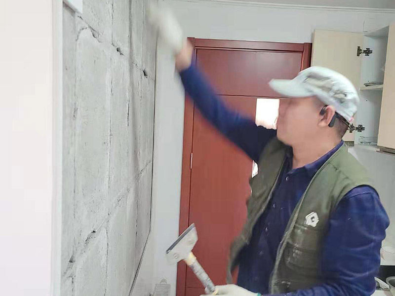 墻磚起翹維修：當(dāng)瓷磚起翹了我們要將其他的瓷磚全部都拆卸下來，并且要保證瓷磚底下的基層干凈干燥，接著根據(jù)相應(yīng)的比例調(diào)和水泥和黃沙。 在攪拌的時候可以利用攪拌泵將兩者攪拌均勻，鋪設(shè)地磚的水泥應(yīng)該要用425以上的水泥沙子，選擇粗紗根據(jù)1:2的比例進行調(diào)配，同時要預(yù)留一毫米的伸縮縫。 接著將攪拌好的材料倒入空格中鋪上一層攪拌好的砂漿，厚度按照周圍的程度為基準(zhǔn)，避免出現(xiàn)鋪設(shè)過高或者過低的情況，最后再將瓷磚放上去，輕輕的壓實，直到和周圍一個高度就行了。