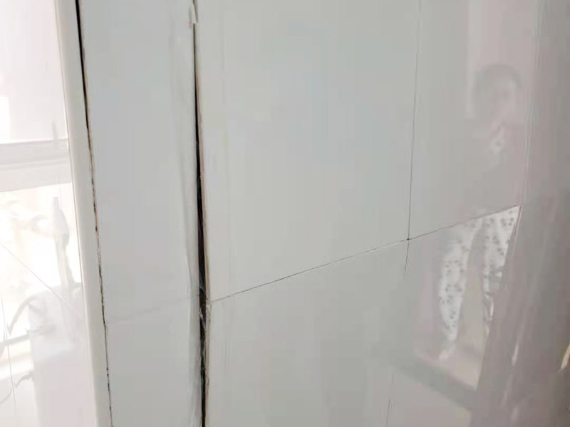 墻磚起翹維修：當(dāng)瓷磚起翹了我們要將其他的瓷磚全部都拆卸下來，并且要保證瓷磚底下的基層干凈干燥，接著根據(jù)相應(yīng)的比例調(diào)和水泥和黃沙。 在攪拌的時候可以利用攪拌泵將兩者攪拌均勻，鋪設(shè)地磚的水泥應(yīng)該要用425以上的水泥沙子，選擇粗紗根據(jù)1:2的比例進行調(diào)配，同時要預(yù)留一毫米的伸縮縫。 接著將攪拌好的材料倒入空格中鋪上一層攪拌好的砂漿，厚度按照周圍的程度為基準(zhǔn)，避免出現(xiàn)鋪設(shè)過高或者過低的情況，最后再將瓷磚放上去，輕輕的壓實，直到和周圍一個高度就行了。