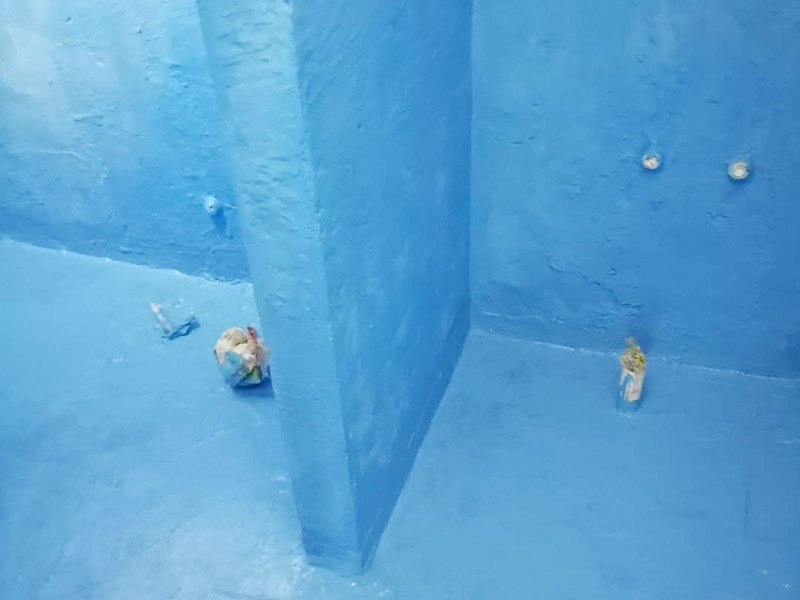 衛(wèi)生間防水維修: 鏟除原有的墻磚和地磚，這個(gè)步驟主要是針對(duì)老房二次裝修的，如果是新房可以跳過(guò)這個(gè)步驟，一般使用灰刀就可以，刮板也可以將原有的地磚鏟除掉。墻面將水電改造開槽用水泥封堵基層清理，細(xì)部附加層施工，在管根、地漏、陰陽(yáng)角、等容易漏水的薄弱部位均勻涂刷，涂刷防水涂料兩遍，縱向橫向各涂刷一遍，做保護(hù)層，待防水干燥后放水做48小時(shí)閉水試驗(yàn)。