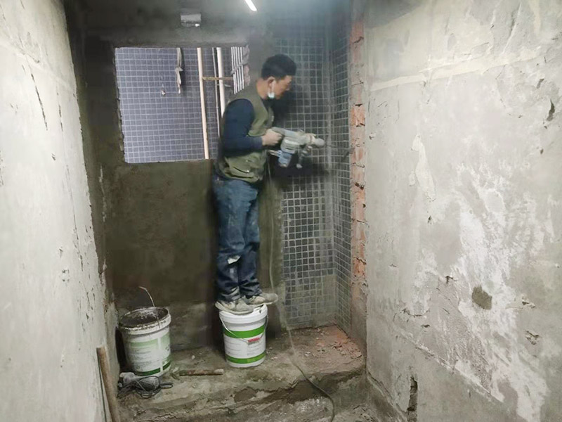 墻面線管打孔開槽：用切割機(jī)械及電錘將線槽開出。此過程要求工人對切割機(jī)使用熟練，才能嚴(yán)格按照線路裁切，還要細(xì)心謹(jǐn)慎，以防破壞其他墻面。設(shè)水管電線需要在墻面開槽，但是也要按照規(guī)范執(zhí)行，不然也會存在安全隱患。比如有的工人鋪設(shè)部分房間的電線時，直接在墻面橫向開槽，而且長度很大。一般在墻面橫向開槽的跨度不能太大，因為橫向開槽很容易導(dǎo)致墻面的抹灰層因重力而下沉，導(dǎo)致日后出現(xiàn)裂縫。