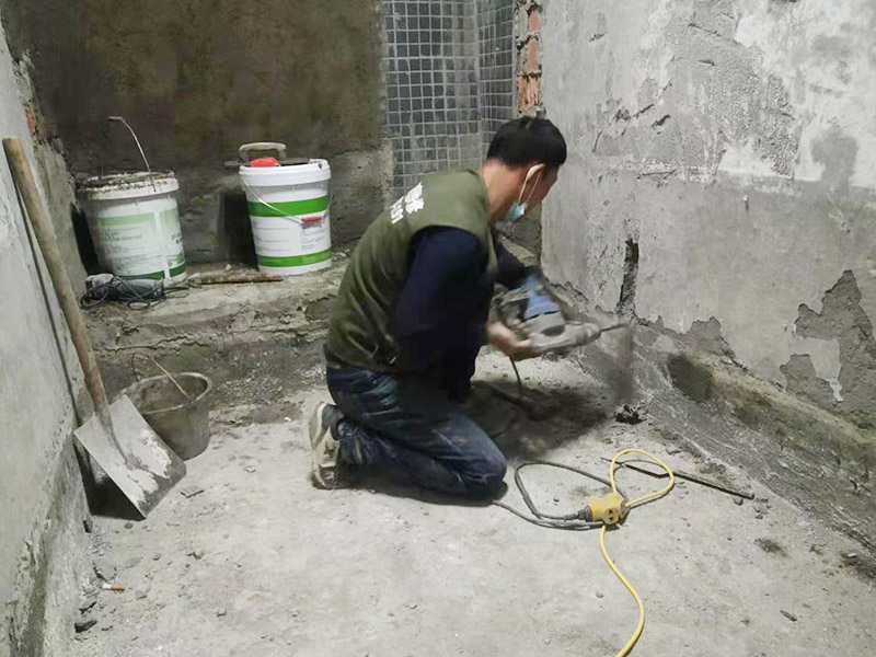 墻面線管打孔開槽：用切割機(jī)械及電錘將線槽開出。此過程要求工人對切割機(jī)使用熟練，才能嚴(yán)格按照線路裁切，還要細(xì)心謹(jǐn)慎，以防破壞其他墻面。設(shè)水管電線需要在墻面開槽，但是也要按照規(guī)范執(zhí)行，不然也會存在安全隱患。比如有的工人鋪設(shè)部分房間的電線時，直接在墻面橫向開槽，而且長度很大。一般在墻面橫向開槽的跨度不能太大，因為橫向開槽很容易導(dǎo)致墻面的抹灰層因重力而下沉，導(dǎo)致日后出現(xiàn)裂縫。