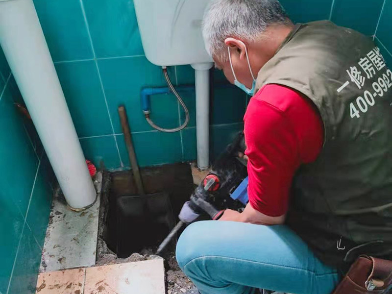 衛(wèi)生間蹲坑滲水維修：將表面的灰塵、油污、積水等處理干凈，并保持表面干燥； 如果瓷磚縫是用填縫劑填的，需要用刀劃出一個(gè)小槽； 在瓷磚面、瓷磚縫、墻縫、管根等水泥部位，噴滲透型防水劑，一定要噴涂均勻； 待防水劑9成干以后（大約2小時(shí)以后），用填縫膏填實(shí)所有瓷磚縫及破損和缺陷部位，管根周圍等薄弱環(huán)節(jié)用填縫膏涂刷加固； 地面與墻面連接處以及管根周圍用塑鋼泥做防水邊； 防水施工結(jié)束后，24小時(shí)內(nèi)施工部位不能淋水。