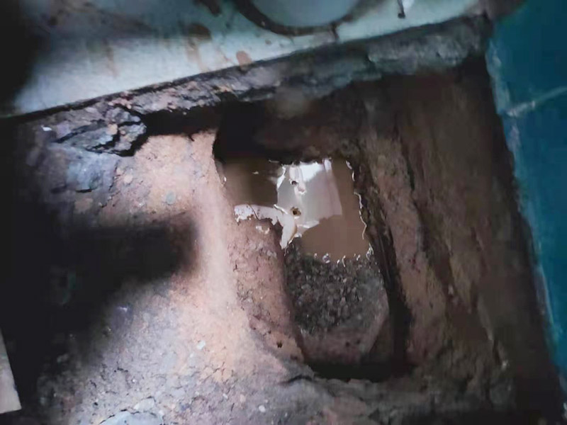 衛(wèi)生間蹲坑滲水維修：將表面的灰塵、油污、積水等處理干凈，并保持表面干燥； 如果瓷磚縫是用填縫劑填的，需要用刀劃出一個(gè)小槽； 在瓷磚面、瓷磚縫、墻縫、管根等水泥部位，噴滲透型防水劑，一定要噴涂均勻； 待防水劑9成干以后（大約2小時(shí)以后），用填縫膏填實(shí)所有瓷磚縫及破損和缺陷部位，管根周圍等薄弱環(huán)節(jié)用填縫膏涂刷加固； 地面與墻面連接處以及管根周圍用塑鋼泥做防水邊； 防水施工結(jié)束后，24小時(shí)內(nèi)施工部位不能淋水。