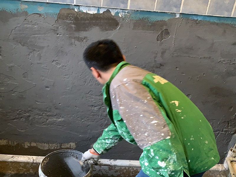 衛(wèi)生間墻地面防水：1.利用水泥砂漿水泥砂漿或豆石混凝土鋪平坡度。訣竅是：地漏附近坡度大，門口附近坡度小。 2.利用管根密封膏封嚴(yán)管線，管線要穿透樓板根部。刷防水涂料時(shí)可以貼1-2層玻璃絲布加強(qiáng)防水性。 3.墻壁表面打磨成干凈平光沒(méi)有顆?；覊m，墻壁與地面的交接區(qū)域注意原角和坡角的設(shè)置。 4.聚氨酯防水涂膜由管根和墻角處開(kāi)始進(jìn)行涂抹，在常溫下經(jīng)過(guò)4小時(shí)放干后，再大面積涂抹和刮刷。注意涂料總厚度大于1. 5毫米，不能有漏刮和鼓泡的不良現(xiàn)象。24小時(shí)后立面涂刷下一層，之后再以垂直的方向進(jìn)行二次涂刷。最后涂膜半固化，拋甩粗砂粒方便與水泥砂漿融合。 5.防水層的設(shè)置與具體區(qū)域有關(guān)。防水地面的防水層應(yīng)高出地面200寬，地面防水層應(yīng)超出衛(wèi)生間門口以外300寬。而又淋浴的衛(wèi)生間墻面防水層則應(yīng)設(shè)置為高出地面1800寬。 6.展開(kāi)閉水實(shí)驗(yàn)的時(shí)候，先完成防水工作再利用包立管方法。之后再局部進(jìn)行防水。閉水試驗(yàn)也可為了避免破壞地面防水層而免做。