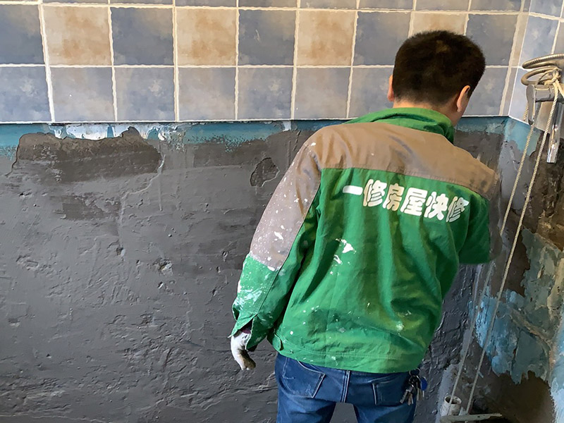 衛(wèi)生間墻地面防水：1.利用水泥砂漿水泥砂漿或豆石混凝土鋪平坡度。訣竅是：地漏附近坡度大，門口附近坡度小。 2.利用管根密封膏封嚴(yán)管線，管線要穿透樓板根部。刷防水涂料時(shí)可以貼1-2層玻璃絲布加強(qiáng)防水性。 3.墻壁表面打磨成干凈平光沒(méi)有顆?；覊m，墻壁與地面的交接區(qū)域注意原角和坡角的設(shè)置。 4.聚氨酯防水涂膜由管根和墻角處開(kāi)始進(jìn)行涂抹，在常溫下經(jīng)過(guò)4小時(shí)放干后，再大面積涂抹和刮刷。注意涂料總厚度大于1. 5毫米，不能有漏刮和鼓泡的不良現(xiàn)象。24小時(shí)后立面涂刷下一層，之后再以垂直的方向進(jìn)行二次涂刷。最后涂膜半固化，拋甩粗砂粒方便與水泥砂漿融合。 5.防水層的設(shè)置與具體區(qū)域有關(guān)。防水地面的防水層應(yīng)高出地面200寬，地面防水層應(yīng)超出衛(wèi)生間門口以外300寬。而又淋浴的衛(wèi)生間墻面防水層則應(yīng)設(shè)置為高出地面1800寬。 6.展開(kāi)閉水實(shí)驗(yàn)的時(shí)候，先完成防水工作再利用包立管方法。之后再局部進(jìn)行防水。閉水試驗(yàn)也可為了避免破壞地面防水層而免做。
