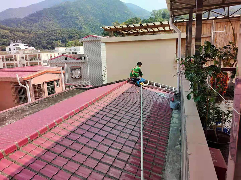 屋頂高空作業(yè)施工：凡在墜落高度基準面2米以上（含2米）有可能墜落的高處進行的作業(yè)，均稱為高空作業(yè)。本規(guī)程適用于電工.維修工及從事高空作業(yè)的員工。對于高度低于2米的作業(yè)平臺必須要有牢固的臨邊保護或扶手。高空作業(yè)人員應(yīng)牢固樹立安全意識，不得抱有任何僥幸心理。檢修作業(yè)時，登高用具首選升降平臺，如受場地或其它客觀因素限制時，可再考慮其它登高用具或攀登方法，但必須把安全因素放在第一位。