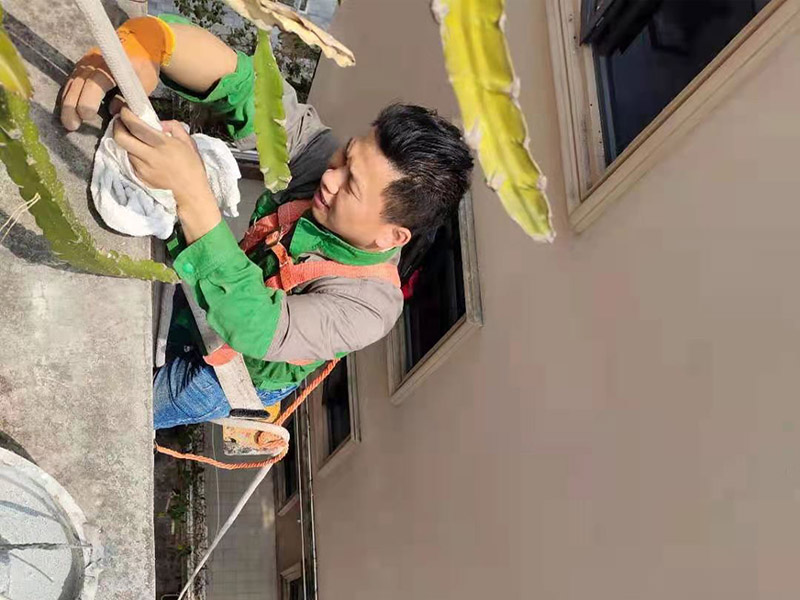 屋頂高空作業(yè)施工：凡在墜落高度基準面2米以上（含2米）有可能墜落的高處進行的作業(yè)，均稱為高空作業(yè)。本規(guī)程適用于電工.維修工及從事高空作業(yè)的員工。對于高度低于2米的作業(yè)平臺必須要有牢固的臨邊保護或扶手。高空作業(yè)人員應(yīng)牢固樹立安全意識，不得抱有任何僥幸心理。檢修作業(yè)時，登高用具首選升降平臺，如受場地或其它客觀因素限制時，可再考慮其它登高用具或攀登方法，但必須把安全因素放在第一位。