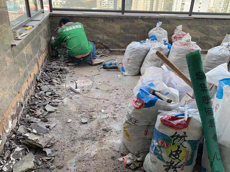 瓷磚拆除材料入場：先把地面上的東西全搬出去，然后戴上手套和防護(hù)眼鏡，用錘子把一塊瓷磚敲碎，再用扁的鑿子往里撬，一片一片慢慢鑿，這種方法費力費時。用小型的電鎬或瓷磚鏟除機就能輕輕松松完成任務(wù)。戴上手套和防護(hù)眼鏡，用小型的電鎬先從墻低的第一塊磚的邊緣開始鏟除，序次鏟除完整個墻面的瓷磚。