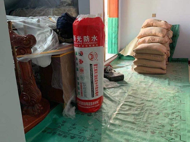 瓷磚拆除材料入場：先把地面上的東西全搬出去，然后戴上手套和防護(hù)眼鏡，用錘子把一塊瓷磚敲碎，再用扁的鑿子往里撬，一片一片慢慢鑿，這種方法費力費時。用小型的電鎬或瓷磚鏟除機就能輕輕松松完成任務(wù)。戴上手套和防護(hù)眼鏡，用小型的電鎬先從墻低的第一塊磚的邊緣開始鏟除，序次鏟除完整個墻面的瓷磚。