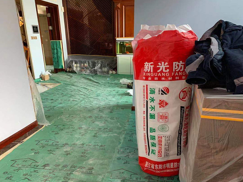 瓷磚拆除材料入場：先把地面上的東西全搬出去，然后戴上手套和防護(hù)眼鏡，用錘子把一塊瓷磚敲碎，再用扁的鑿子往里撬，一片一片慢慢鑿，這種方法費力費時。用小型的電鎬或瓷磚鏟除機就能輕輕松松完成任務(wù)。戴上手套和防護(hù)眼鏡，用小型的電鎬先從墻低的第一塊磚的邊緣開始鏟除，序次鏟除完整個墻面的瓷磚。