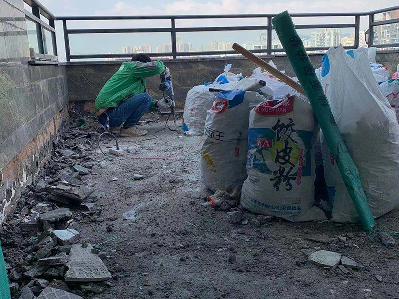 頂面瓷磚拆除建渣裝袋：漏水有可能是地面的防水有斷裂，可以把地面的磚縫用防水涂料重新涂一下。如果已經(jīng)影響到樓下了，這樣處理的效果可能不會(huì)太好，因?yàn)閿嗔训牟皇谴纱u而是防水層，而水在瓷磚下面是流動(dòng)的，所以光堵一兩個(gè)磚縫肯定還會(huì)漏水。 最好的方法是將原來(lái)的瓷磚和防水層都拆除掉，重新做防水層，重新鋪磚?？梢詫⒌孛婧蛪γ娴姆浪坎鸪?，整體翻新；也可以把地面的拆除，墻面只拆除從地面往上的兩片磚，在墻面兩片磚以下的部分做防水。