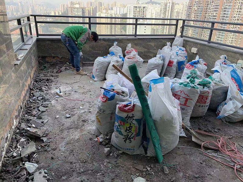 頂面瓷磚拆除建渣裝袋：漏水有可能是地面的防水有斷裂，可以把地面的磚縫用防水涂料重新涂一下。如果已經(jīng)影響到樓下了，這樣處理的效果可能不會(huì)太好，因?yàn)閿嗔训牟皇谴纱u而是防水層，而水在瓷磚下面是流動(dòng)的，所以光堵一兩個(gè)磚縫肯定還會(huì)漏水。 最好的方法是將原來(lái)的瓷磚和防水層都拆除掉，重新做防水層，重新鋪磚?？梢詫⒌孛婧蛪γ娴姆浪坎鸪?，整體翻新；也可以把地面的拆除，墻面只拆除從地面往上的兩片磚，在墻面兩片磚以下的部分做防水。