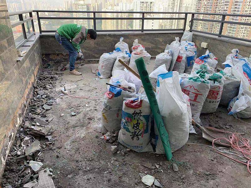 頂面瓷磚拆除建渣裝袋：漏水有可能是地面的防水有斷裂，可以把地面的磚縫用防水涂料重新涂一下。如果已經(jīng)影響到樓下了，這樣處理的效果可能不會(huì)太好，因?yàn)閿嗔训牟皇谴纱u而是防水層，而水在瓷磚下面是流動(dòng)的，所以光堵一兩個(gè)磚縫肯定還會(huì)漏水。 最好的方法是將原來(lái)的瓷磚和防水層都拆除掉，重新做防水層，重新鋪磚?？梢詫⒌孛婧蛪γ娴姆浪坎鸪w翻新；也可以把地面的拆除，墻面只拆除從地面往上的兩片磚，在墻面兩片磚以下的部分做防水。