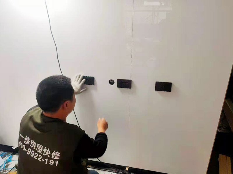 開關插座安裝：開關插座安裝在木工油漆工等之后進行，而久置的底盒子難免堆積大量灰塵。在安裝時先對開關插座底盒進行清潔，特別是將盒內的灰塵雜質清理干凈，并用濕布將盒內殘存灰塵擦除。將盒內甩出的導線留出維修長度，然后削出線芯，注意不要碰傷線芯。將導線按順時針方向盤繞在開關或插座對應的接線柱上，然后旋緊壓頭，要求線芯不得外露。 先將盒子內甩出的導線由塑料臺的出線孔中穿出，再把塑料臺緊貼于墻面用螺絲固定在盒子上。固定好后，將導線按各自的位置從開關插座的線孔中穿出，按接線要求將導線壓牢。最后將開關或插座貼于塑料臺上，找正并用螺絲固定牢，蓋上裝飾板。