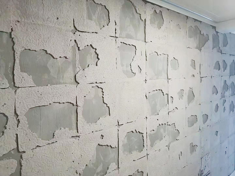 墻磚拆除維修：先把地面上的東西全搬出去，然后戴上手套和防護(hù)眼鏡，用錘子把一塊瓷磚敲碎，再用扁的鑿子往里撬，一片一片慢慢鑿，這種方法費(fèi)力費(fèi)時(shí)。用小型的電鎬或瓷磚鏟除機(jī)就能輕輕松松完成任務(wù)。