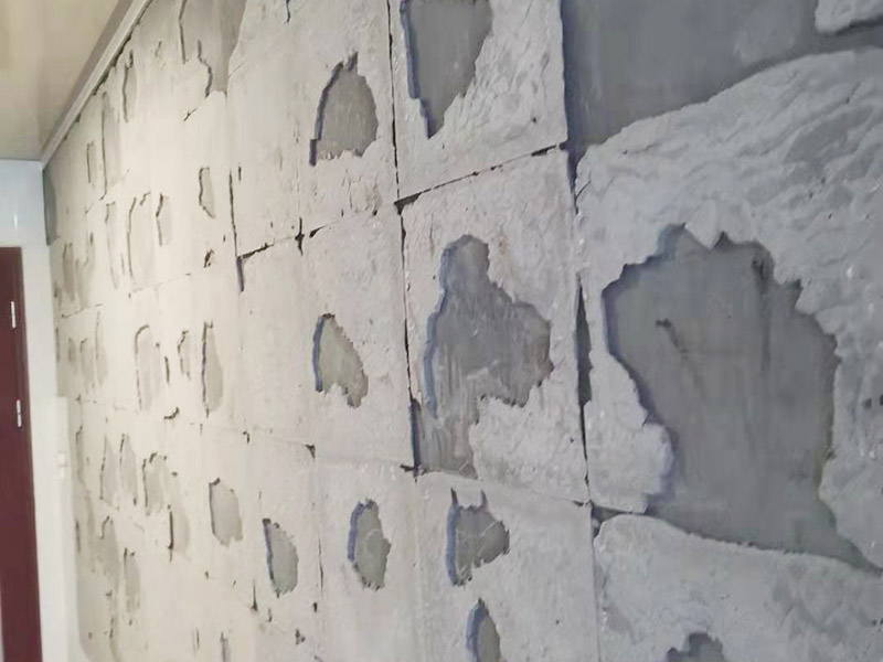 墻磚拆除維修：先把地面上的東西全搬出去，然后戴上手套和防護(hù)眼鏡，用錘子把一塊瓷磚敲碎，再用扁的鑿子往里撬，一片一片慢慢鑿，這種方法費(fèi)力費(fèi)時(shí)。用小型的電鎬或瓷磚鏟除機(jī)就能輕輕松松完成任務(wù)。