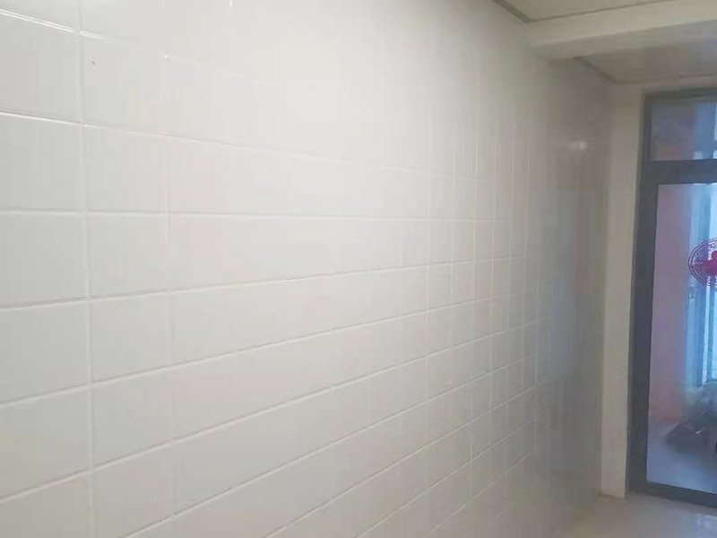 墻磚拆除維修：先把地面上的東西全搬出去，然后戴上手套和防護(hù)眼鏡，用錘子把一塊瓷磚敲碎，再用扁的鑿子往里撬，一片一片慢慢鑿，這種方法費(fèi)力費(fèi)時(shí)。用小型的電鎬或瓷磚鏟除機(jī)就能輕輕松松完成任務(wù)。