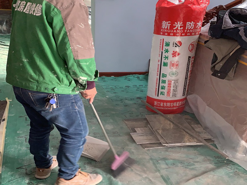 外墻瓷磚局部翻新：瓷磚作為裝飾產(chǎn)品,除了飾面效果及產(chǎn)品質(zhì)量能由生產(chǎn)廠家決定外,其它的使用效果還取決于墻體結(jié)構(gòu)、施工環(huán)境、鋪貼材料及施工方法等各類因素的制約,而一旦瓷磚使用期間出現(xiàn)脫落,瓷磚產(chǎn)品卻往往被當成“罪魁禍首”。外墻翻新之前,需要基層要求牢固、堅實、干燥、平整、清潔、無浮灰、無油跡。 清理原墻面，想要讓墻面面目一新，煥發(fā)容光，我們首先要做的就是將之前的漆料去除干凈。然后把起皮嚴重的鏟除，之后還要抹上一層白水泥。但是如果墻面會過于光滑，就還要做打磨處理，其主要目的是便于新涂料和墻體粘結(jié)。