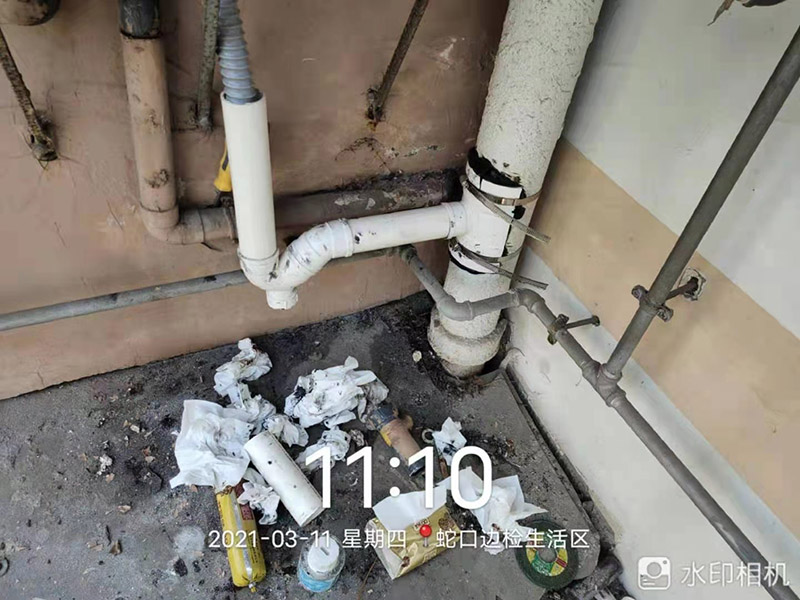 外墻水管改造維修：確定管道的走向和高度。接下來(lái)用云石機(jī)開(kāi)槽。根據(jù)需要裁剪出各種長(zhǎng)度的管材，待用。熱熔機(jī)加熱，綠燈變成紅燈時(shí)把管材放進(jìn)去連接。放管，安裝管卡。15mm冷水管間隔應(yīng)小于0.6m，熱水管為0.25米。20mm冷水管應(yīng)小于0.6米，熱水管應(yīng)小于0.3米。用料漿填槽抹平即可。