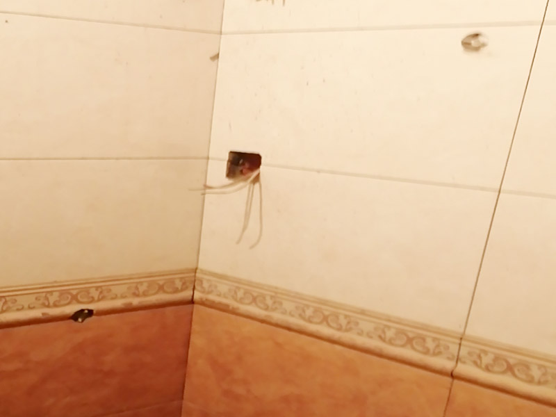 衛(wèi)生間貼磚施工：一是墻磚應從下向上鋪貼,且一面墻不能一次貼到頂,接縫一般為1~3毫米;二是鋪貼前要先處理墻面的平整,處理裂縫;三是粘結(jié)材料的涂抹要中間稍高于四周,用橡膠錘敲擊表面以固定,這樣一來可以避免空氣積存于粘結(jié)層中。同時要進行水平檢測;四是粘結(jié)材料要挑和適當,一般墻面水泥與沙比例為1:4,地面水泥與沙比例為1:32. 地面要打平。 注意的是防水層的處理。在廚廁之些地方的墻面更應高度注意。因為更換瓷片通常會破壞原有水泥沙槳防水層。補救辦法是在貼設瓷磚前先打一層瀝青防水層。