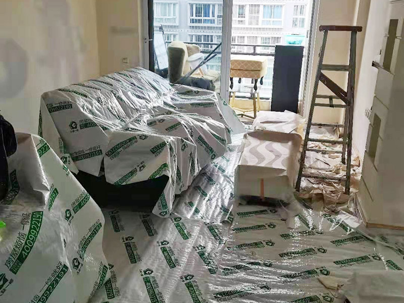 裝修成品保護：各種裝修物料的進場以及各種建筑裝修垃圾的清理，都會經(jīng)過入戶門，這些物品在搬運的過程中，難免會和入戶門發(fā)生磕碰，造成入戶門的磕碰劃傷，所以，第一個需要做好成品保護的地方就是入戶門。 做法：在裝修開工前直到家具進場期間，都需要對入戶門進行保護！可以使用成品保護膜將門包裹。 地面瓷磚鋪貼完后，用成品保護膜覆蓋磚面，既可以防止裝修時的沙子磨傷地面，同時也能有效地防止油漆涂料等有色液體滴落磚面，造成地面污染。 好處：1.平整美觀；2.不會有泥沙塵土進入瓷磚；3.施工時不會刮花瓷磚；4.時間久了瓷磚依然干凈無塵。