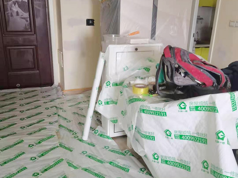 裝修成品保護：各種裝修物料的進場以及各種建筑裝修垃圾的清理，都會經(jīng)過入戶門，這些物品在搬運的過程中，難免會和入戶門發(fā)生磕碰，造成入戶門的磕碰劃傷，所以，第一個需要做好成品保護的地方就是入戶門。 做法：在裝修開工前直到家具進場期間，都需要對入戶門進行保護！可以使用成品保護膜將門包裹。 地面瓷磚鋪貼完后，用成品保護膜覆蓋磚面，既可以防止裝修時的沙子磨傷地面，同時也能有效地防止油漆涂料等有色液體滴落磚面，造成地面污染。 好處：1.平整美觀；2.不會有泥沙塵土進入瓷磚；3.施工時不會刮花瓷磚；4.時間久了瓷磚依然干凈無塵。