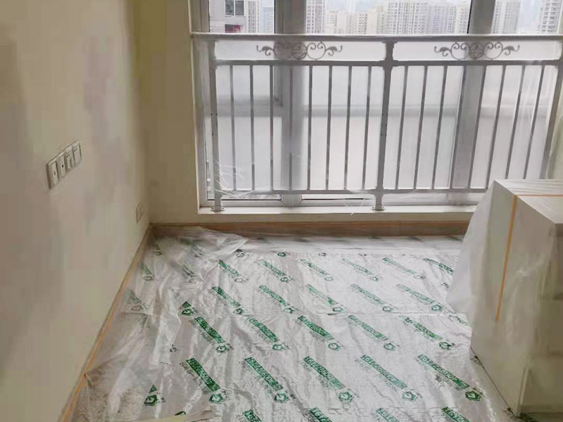裝修成品保護：各種裝修物料的進場以及各種建筑裝修垃圾的清理，都會經(jīng)過入戶門，這些物品在搬運的過程中，難免會和入戶門發(fā)生磕碰，造成入戶門的磕碰劃傷，所以，第一個需要做好成品保護的地方就是入戶門。 做法：在裝修開工前直到家具進場期間，都需要對入戶門進行保護！可以使用成品保護膜將門包裹。 地面瓷磚鋪貼完后，用成品保護膜覆蓋磚面，既可以防止裝修時的沙子磨傷地面，同時也能有效地防止油漆涂料等有色液體滴落磚面，造成地面污染。 好處：1.平整美觀；2.不會有泥沙塵土進入瓷磚；3.施工時不會刮花瓷磚；4.時間久了瓷磚依然干凈無塵。