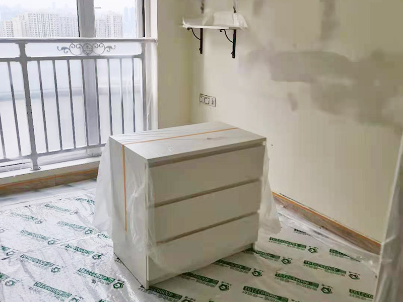 裝修成品保護：各種裝修物料的進場以及各種建筑裝修垃圾的清理，都會經(jīng)過入戶門，這些物品在搬運的過程中，難免會和入戶門發(fā)生磕碰，造成入戶門的磕碰劃傷，所以，第一個需要做好成品保護的地方就是入戶門。 做法：在裝修開工前直到家具進場期間，都需要對入戶門進行保護！可以使用成品保護膜將門包裹。 地面瓷磚鋪貼完后，用成品保護膜覆蓋磚面，既可以防止裝修時的沙子磨傷地面，同時也能有效地防止油漆涂料等有色液體滴落磚面，造成地面污染。 好處：1.平整美觀；2.不會有泥沙塵土進入瓷磚；3.施工時不會刮花瓷磚；4.時間久了瓷磚依然干凈無塵。