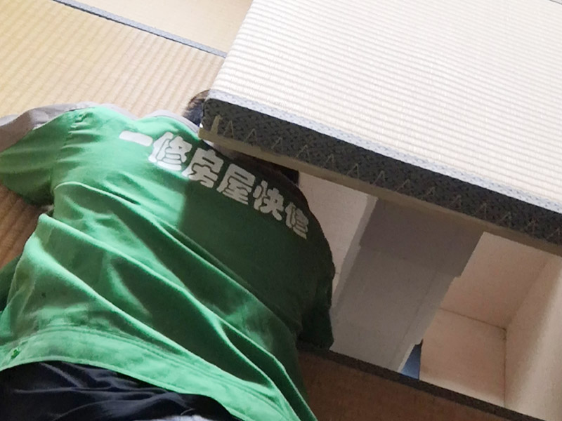 家具維修翻新：清除舊家具上的污垢也是非常關(guān)鍵的，因?yàn)檫@是確保古舊家具翻新質(zhì)量的最關(guān)鍵的工序之一。特別是對(duì)榫卯結(jié)合部位一定有殘存的鰾膠，因此要用刷子和熱水沖刷干凈，再用刨刃或刮刀輕刮榫頭的表面,直到見(jiàn)到新木茬為止，這樣是可以增加鰾膠的粘合力。另外，要仔細(xì)清理卯眼，特別要查看卯眼中是否有殘留的木屑，避免家具部件再次受到損害。清洗過(guò)的家具部件要干燥后才能試裝配。