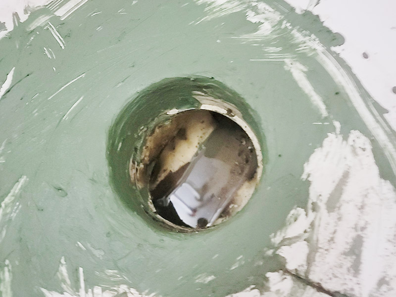 馬桶下水管打壓維修：1.觀察現(xiàn)場，以確定采購配件型號，及其他額外工具。 2.準(zhǔn)備工具及材料。準(zhǔn)備現(xiàn)場，沖一次清水，蓋上馬桶，把舊衣服墊在馬桶蓋上。 3.非常重要，通知你樓上的各家用戶，此期間不要使用馬桶沖水。 4.拆除舊管，先取下兩邊的捆綁固定物，用鉗子，一般是鐵絲擰的。然后吧管取下，一般塑料已經(jīng)老化，沒有彈性，但很脆，直接掰就行。 5.處理接口邊緣，主要是通便管道接口，老化膠皮粘著邊上，形成厚度，不敲掉的話新管套不進去。然后兩邊接口抹上凡士林。不然上面有銹，套管的時候非常困難。廢舊衣物此時可以用來擦手。 6.套管，力氣活，技巧活。注意，先吧固定的鐵圈套中膠皮管口，不然對接上之后，就帶不上了。