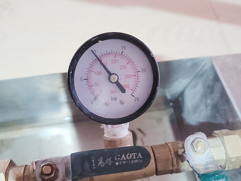 馬桶下水管打壓維修：1.觀察現(xiàn)場，以確定采購配件型號，及其他額外工具。 2.準(zhǔn)備工具及材料。準(zhǔn)備現(xiàn)場，沖一次清水，蓋上馬桶，把舊衣服墊在馬桶蓋上。 3.非常重要，通知你樓上的各家用戶，此期間不要使用馬桶沖水。 4.拆除舊管，先取下兩邊的捆綁固定物，用鉗子，一般是鐵絲擰的。然后吧管取下，一般塑料已經(jīng)老化，沒有彈性，但很脆，直接掰就行。 5.處理接口邊緣，主要是通便管道接口，老化膠皮粘著邊上，形成厚度，不敲掉的話新管套不進去。然后兩邊接口抹上凡士林。不然上面有銹，套管的時候非常困難。廢舊衣物此時可以用來擦手。 6.套管，力氣活，技巧活。注意，先吧固定的鐵圈套中膠皮管口，不然對接上之后，就帶不上了。