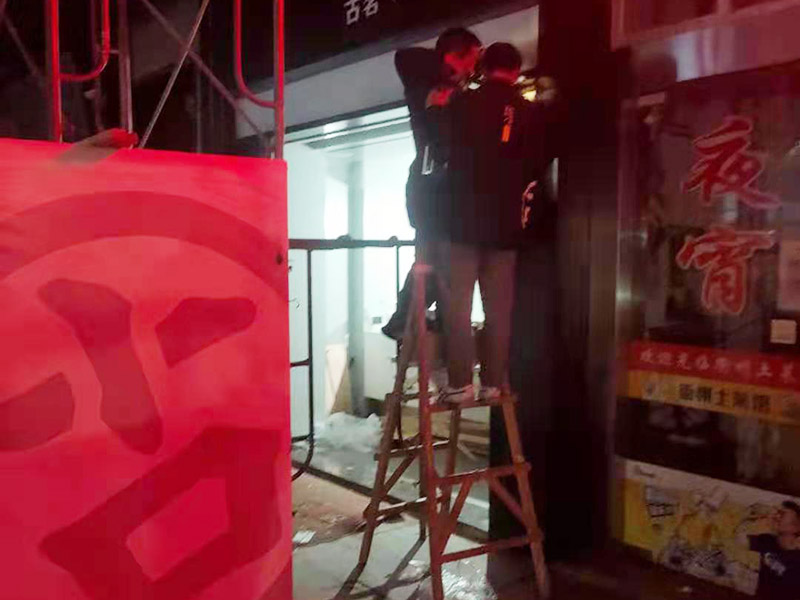 門店裝修翻新：1、在裝修之前，先要定位好門店裝修風(fēng)格，要依據(jù)當(dāng)?shù)氐南M(fèi)程度、消費(fèi)群體等衡量設(shè)計(jì)。當(dāng)然，更重要是實(shí)時(shí)跟進(jìn)效果圖的設(shè)計(jì)，確保最后可以是契合當(dāng)?shù)氐难b修作風(fēng)。 2、店的水電安裝需要提前策劃好，以便在后期能夠方便使用，不需要再另外添加，以免給門店造成部分破壞。 3、店內(nèi)裝飾不宜采用過多的線條分割和色彩渲染，以免顧客產(chǎn)生視覺疲勞。店面的色彩要統(tǒng)一和諧，不宜采用任何生硬的、強(qiáng)烈的對(duì)比。 4、 招牌上的字號(hào)大小要適宜，過大會(huì)使招牌顯得太擠，破壞整體布局，可通過襯底色來突出店名。另外，為適合顧客閱讀，店名一般不要使用草書或外文字母。 主體拆改是最先上的一個(gè)項(xiàng)目，主要包括拆墻、砌墻、鏟墻皮、拆暖氣、換塑鋼窗等等。拆改完的垃圾，要及時(shí)清理出去，保證室內(nèi)的清潔，也更方便日后施工。 水電改造前，設(shè)計(jì)師應(yīng)上門進(jìn)行第一次測(cè)量，幫忙確定好開關(guān)、燈具等的確切位置，制定改造方案。 插座面板大概半天可以安裝完畢，應(yīng)注意插座最好買帶開關(guān)功能的，尤其是廚房，這樣，電飯鍋、微波爐就可免于插拔電源，用開關(guān)即可控制。