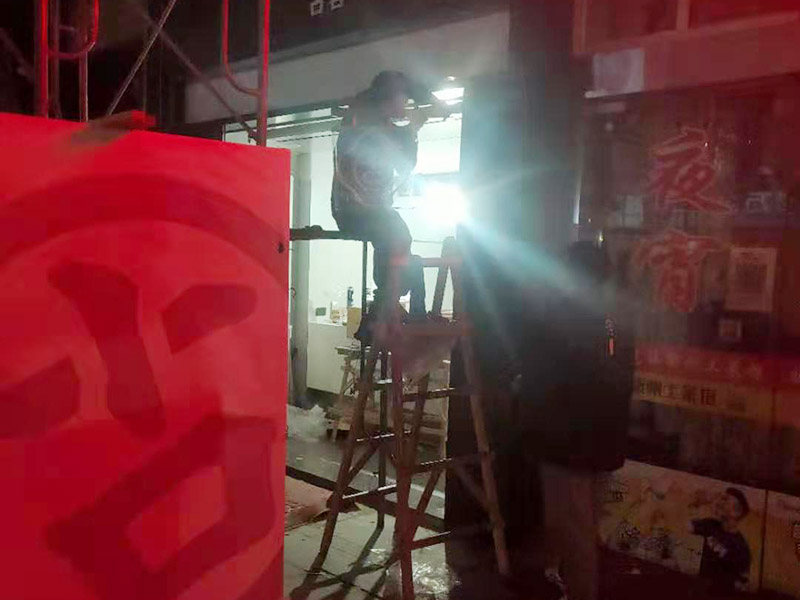 門店裝修翻新：1、在裝修之前，先要定位好門店裝修風(fēng)格，要依據(jù)當(dāng)?shù)氐南M(fèi)程度、消費(fèi)群體等衡量設(shè)計(jì)。當(dāng)然，更重要是實(shí)時(shí)跟進(jìn)效果圖的設(shè)計(jì)，確保最后可以是契合當(dāng)?shù)氐难b修作風(fēng)。 2、店的水電安裝需要提前策劃好，以便在后期能夠方便使用，不需要再另外添加，以免給門店造成部分破壞。 3、店內(nèi)裝飾不宜采用過多的線條分割和色彩渲染，以免顧客產(chǎn)生視覺疲勞。店面的色彩要統(tǒng)一和諧，不宜采用任何生硬的、強(qiáng)烈的對(duì)比。 4、 招牌上的字號(hào)大小要適宜，過大會(huì)使招牌顯得太擠，破壞整體布局，可通過襯底色來突出店名。另外，為適合顧客閱讀，店名一般不要使用草書或外文字母。 主體拆改是最先上的一個(gè)項(xiàng)目，主要包括拆墻、砌墻、鏟墻皮、拆暖氣、換塑鋼窗等等。拆改完的垃圾，要及時(shí)清理出去，保證室內(nèi)的清潔，也更方便日后施工。 水電改造前，設(shè)計(jì)師應(yīng)上門進(jìn)行第一次測(cè)量，幫忙確定好開關(guān)、燈具等的確切位置，制定改造方案。 插座面板大概半天可以安裝完畢，應(yīng)注意插座最好買帶開關(guān)功能的，尤其是廚房，這樣，電飯鍋、微波爐就可免于插拔電源，用開關(guān)即可控制。