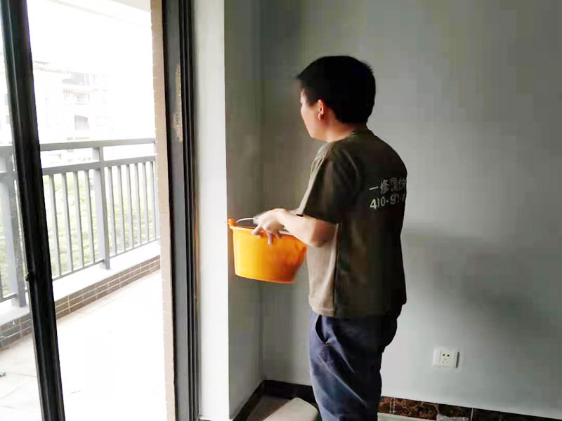 太空灰涂刷翻新：先查驗(yàn)下壓無(wú)氣噴涂裝備，試噴一下，包管噴涂的漆里平均、涂層致稀、漆膜細(xì)致。墻里仄整戰(zhàn)細(xì)致水平?jīng)]有曉得要比滾輪戰(zhàn)腳工的刷子做出的結(jié)果很多多少少倍。 　　噴涂的事情職員皆要身著專業(yè)的事情服才氣施工，每一個(gè)工人皆要顛末少達(dá)幾個(gè)月的專業(yè)培訓(xùn)，現(xiàn)場(chǎng)的量量有專人監(jiān)視把閉，流程設(shè)置天專業(yè)、嚴(yán)酷。手藝良好的初級(jí)噴涂技師正在3小時(shí)內(nèi)，能夠讓您家里的墻里面目一新。噴涂時(shí)工人會(huì)嚴(yán)酷根據(jù)操縱規(guī)程去施工，包管噴涂的結(jié)果又快又好。