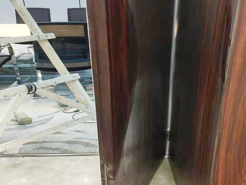 木門修補翻新：首先將破損的洞清理干凈，用砂紙打磨一下除去污垢，將膩子和好填在空洞內(nèi)，等膩子干后用砂紙打磨光滑，或者速干膠干透的木渣也是打磨光滑，除去上邊的灰塵。然后使用修補膏或者油漆對修補平整光滑的膩子上調(diào)色，還原成與周圍一樣的色彩，用吹風(fēng)機快速吹干油漆。