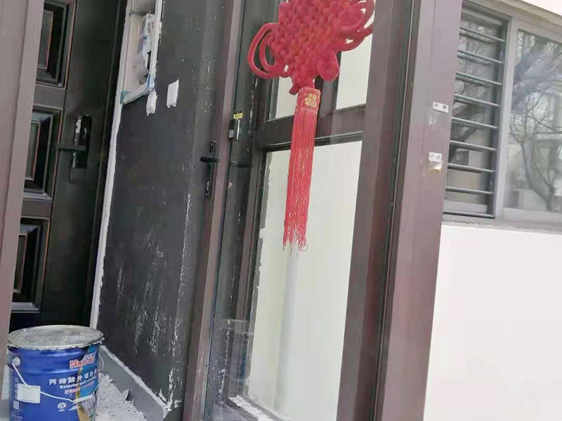 墻面刮膩?zhàn)臃鬯ⅲ嚎梢宰鲚p微潤水實(shí)驗(yàn)，檢驗(yàn)原涂層附著力是否合格，如果原基層膩?zhàn)虞^差，則需要鏟除，重新石膏找平。陰角處理兩面“彈線”（注意垂直度），陽角處理用靠尺就可以了，然后用石膏粉加膠調(diào)制石膏膩?zhàn)诱抑?。石膏膩?zhàn)痈赏负蠊文佔(zhàn)樱勘楸仨殢氐赘赏福?。檢查膩?zhàn)邮欠窀赏阜椒ㄓ卸菏紫扔^察顏色是否一致；再就是看打磨的時(shí)候有沒“粘砂紙”現(xiàn)象。