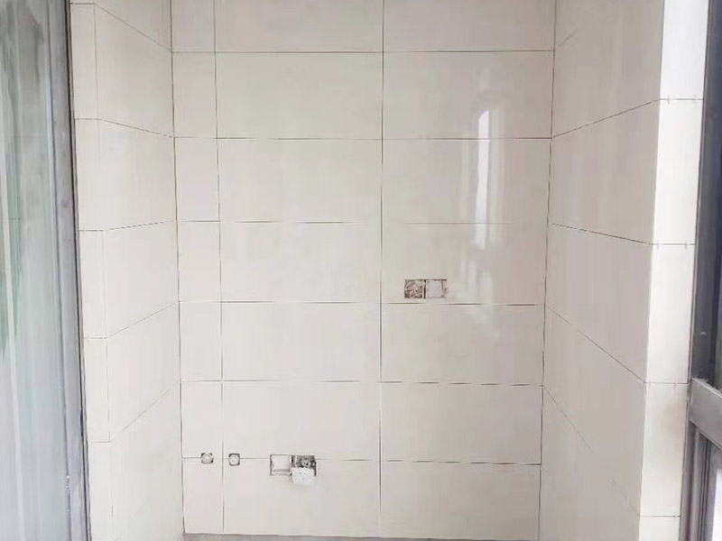 全屋裝修翻新：基層施工 在墻面翻新前,需要先將舊漆面鏟除干凈,之后在進(jìn)行打磨,將墻面的浮沉雜物都清理干凈。成品保護(hù) 基層做完后,需要將施工區(qū)域的家具物件移除,避免在翻新過(guò)程中,使家具受到損傷。在刮膩?zhàn)又?，先用尺子檢測(cè)一下墻面的平整度。在施工時(shí)，對(duì)不平整的地方進(jìn)行多次涂刮，修補(bǔ)好不平整的區(qū)域。一般膩?zhàn)庸蝺杀榧纯桑看文佔(zhàn)庸瓮旰笠M(jìn)行打磨，可以讓墻面更加光滑。膩?zhàn)痈赏负?，再?duì)墻面進(jìn)行油漆涂刷。底漆要先刷，施工力度要均勻，這樣漆膜厚度也相對(duì)一致，然后開(kāi)始面漆施工。一定要讓漆面自然干透。