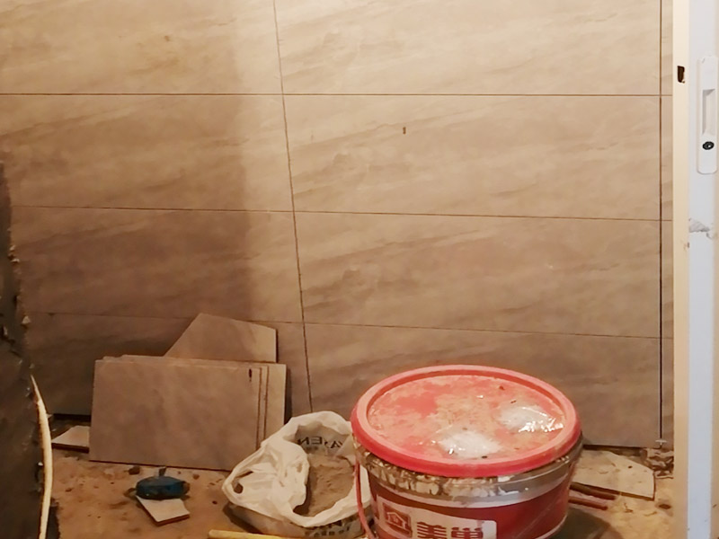 廁所重新裝修：、在同一房間內(nèi)，同類型的采暖設(shè)備、衛(wèi)生器具及管道配件，除有特殊要求外，應(yīng)安裝在同一高度上。2、明裝管道成排安裝時(shí)，直線部分應(yīng)互相平行。曲線部分：當(dāng)管道水平或垂直并行時(shí)，應(yīng)與直線部分保持等距；管道水平上下并行時(shí)，彎管部分的曲率半徑應(yīng)一致。3、管道采用粘接接口，管端插入承口的深度不得小于表3．3.15的規(guī)定。