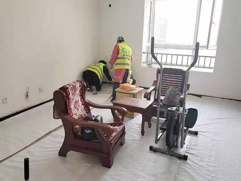 地面成品保護(hù)措施：瓷磚、地板的鋪裝，也屬于基礎(chǔ)裝修的部分，經(jīng)常發(fā)現(xiàn)瓷磚施工時(shí)和施工后都沒有做成品保護(hù)工作，具體的表現(xiàn)有：瓷磚邊鋪邊勾縫、在剛鋪的瓷磚、地板上堆放雜物、剛鋪的瓷磚就在上面走動(dòng)踩踏、地面瓷磚、地板沒有使用成品保護(hù)膜覆蓋等，這些都會(huì)影響瓷磚的鋪貼效果，造成瓷磚的施工質(zhì)量問題。